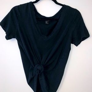 🤍 Black tie t-shirt in size small
